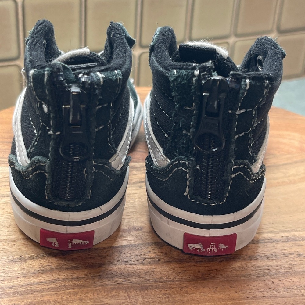 VANS Toddler6 Sk8-Hi Zip Sneakers Black and‎ White - Picture 2 of 9